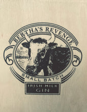 Load image into Gallery viewer, Wooden gift box Bertha&#39;s Revenge Gin (70cl) &amp; glass
